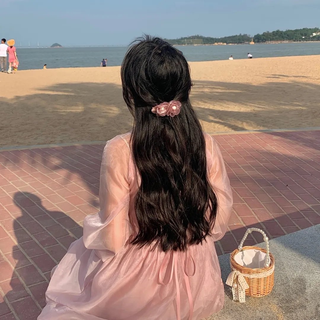 她在这里